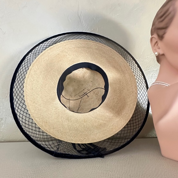 1940'S NATURAL STRAW HAT WITH NETTING BRIM, NAVY VELOUR TRIMMING + NAVY FEATHER - Picture 10 of 11